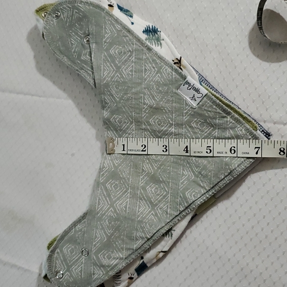 BIBS - Bundle 6 Washable Infant Bibs-Mixed Tags-5 Snap-1 Velcro - Picture 16 of 16